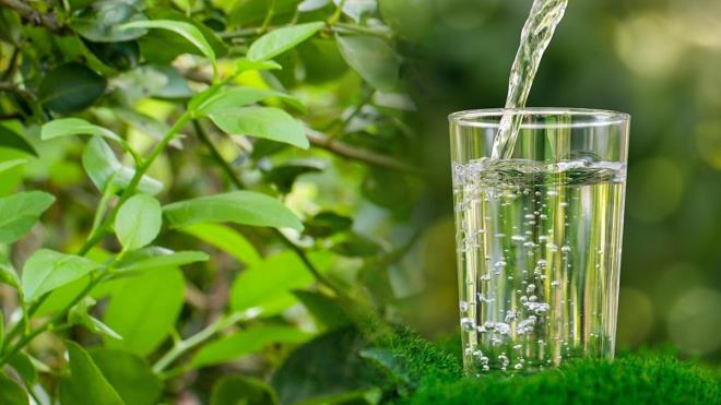 Maden suyu ve limonu birada tüketmek basit ama oldukça etkili bir karışım olabilir. İkili ile hem vücudu tazeleyerek hem de günlük enerjinizi sağlayabilirsiniz. Küçük ama etkili bir dokunuşla maden suyunuzu limon ile renklendirebilirsiniz. Peki maden suyu ve limon karışımının vücuda diğer etkileri neler? İşte detaylar...