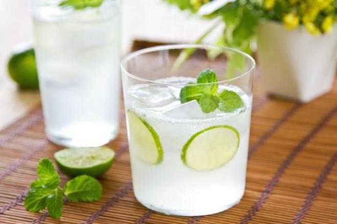 KEMİK SAĞLIĞI<p>    C vitamini deposu limon, madem suyunun içinde bulunan kalsiyum ile birleştiğinde emilimi artırır. Bu sebeple maden suyu ve limon karışımının kemik sağlığını güçlendirici etkileri bulunur.<BR>  CİLT SAĞLIĞI  <p>  Maden suyu ve limonun bir diğer faydası da cilt sağlığına olan yararlarıdır. Mineral deposu olan maden suyu ve antibakteriyel özelliklere sahip limon birleştiğinde cildin nem dengesini sağlayarak akne gibi problemlerin önlenmesine yardımcı olur.