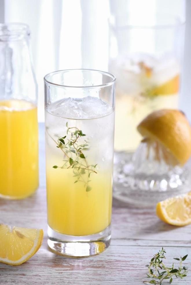 BAĞIŞIKLIK SİSTEMİNİ GÜÇLENDİRİR<p>    Maden suyuna limon eklendiğinde ise vücut dengesine olan fayda 10 katına çıkar. C vitamini içeren limon, maden suyu ile birleştiğinde sindirimi düzenler, bağışıklık sistemini güçlendirir.<p>  SİNDİRİM SİSTEMİNE FAYDASI  <BR>  Vücudun sıvı dengesini sağlayan maden suyu, özellikle sıcak havalarda daha çok tüketilir. Maden suyu ve limon karışımı yemek sonrası oluşan şişkinliği önleyerek sindirimi hızlandırır. Maden suyu ve limon karışımı ile hazımsızlık problemlerinden kurtulabilirsiniz.