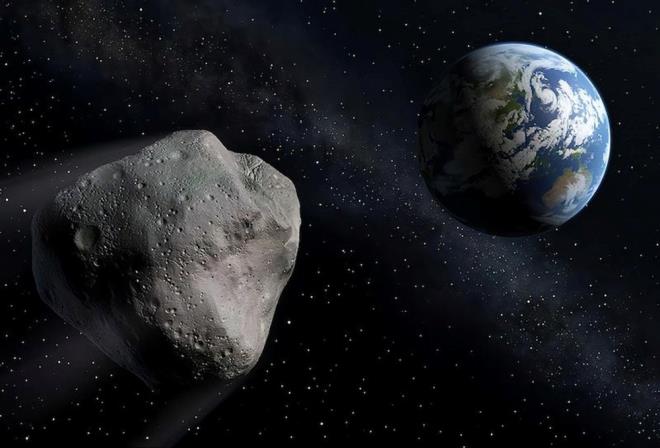 Fakat yörüngedeki belirsizlikler düşünüldüğünde doğrudan Dünya?ya çarpma ihtimali de bulunuyor. Mevcut verilere göre, olası çarpışma noktası Güney Amerika?dan Atlantik Okyanusu?na ve Güney Afrika?ya kadar uzanan bir bölgeyi kapsıyor. Ancak bilim insanları, kesin bilgilerin ancak ilerleyen gözlemlerle ortaya çıkacağını belirtiyor.