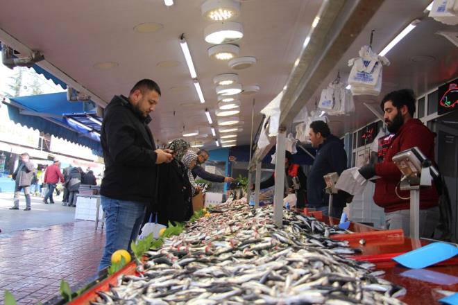 Yıllardır balıkçılık yapan Emre Yıldız, hafta içi beklenen soğuk havaların ardından hamsinin tezgâhta yerini almasını beklediklerini ifade etti. Yıldız, "Hafta içi Karadeniz ve Bolu'ya çok sert bir hava geliyor, bu süreçte deniz biraz karışır. Bu havanın arkasından bir bolluk daha olur" dedi.
