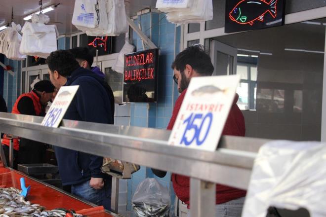 Hamsinin tekrar tezgahlardaki yerini alacağını belirten balıkçı Emre Yıldız, "Sezonun bitmesine 2 ay var, hamsi gelmez diye bir şey yok illaki gelir. Denizle pazarlık olmaz, biz bir bolluk daha bekliyoruz bu süreçte. Hamsi geliyor, hafta içi 200-250 fiyat aralığında sattık. Ama bizim bolluk dediğimiz 100-150 lira fiyatlarına düşmesi.