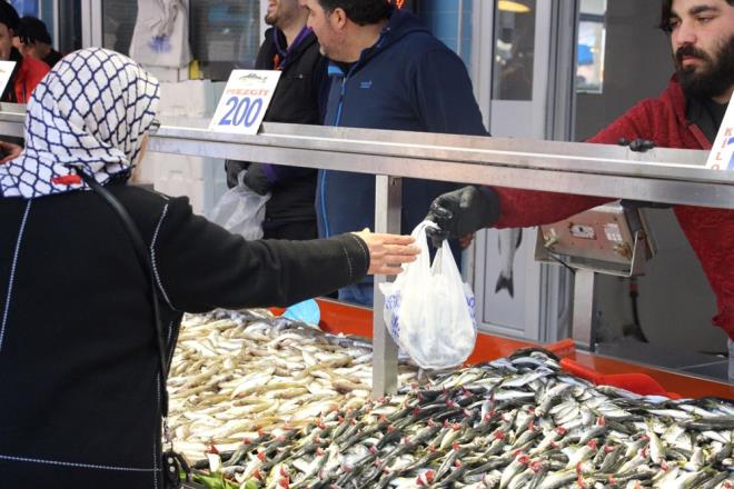 İhsaniye Mahallesi'ne her pazartesi kurulan pazarda istavrit bolluğu yaşanıyor. Pazar tezgahlarında hamsinin yokluğu vatandaşı istavrite yöneltti. Geçtiğimiz hafta cuma gününe kadar 200-250 lira arasında satışa sunulan hamsi, 2 gündür tezgâhta yerini almadı.