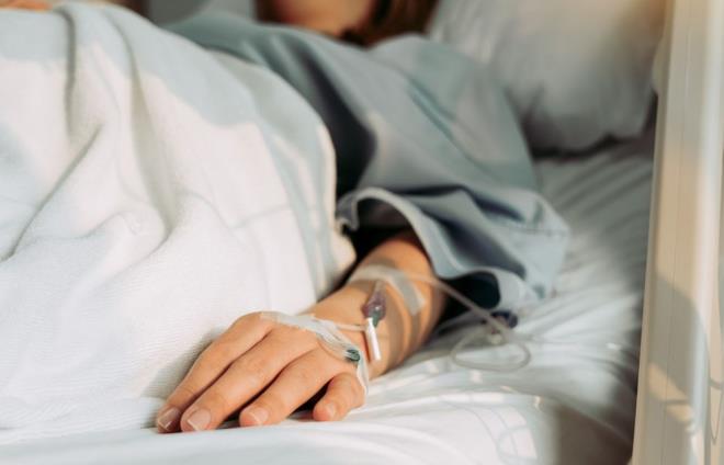RİSKİ AZALTMAK İÇİN YAPILMASI GEREKENLER    Düzenli fiziksel aktivite kan akışını artırır. Günlük en az 30 dakika orta düzeyde egzersiz yapmayı hedefleyin.    Uzun uçuşlar, araba yolculukları veya masa başı işleri sırasında her saat kısa yürüyüşler yapın veya esneyin.    Yeterli sıvı alımı kan viskozitesini koruyarak pıhtı riskini azaltır.