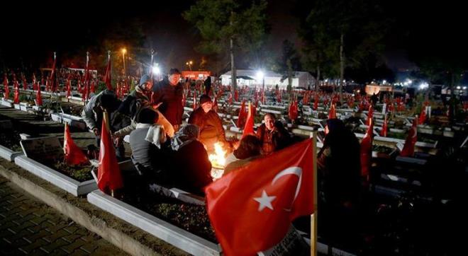 12 bloku yıkılan Ebrar Sitesi'nin yerine inşa edilen konutların önüne gelen aileler de burada ateş başında nöbet tuttu.Depremde yaşamını yitirenlerin yakınları, Kapıçam Şehir Mezarlığı'nda da kabir ziyareti yaptı.Alanlarda kurulan çadırlarda, çorba, tatlı, tavuk, pilav ve çay ikramında bulunuldu.