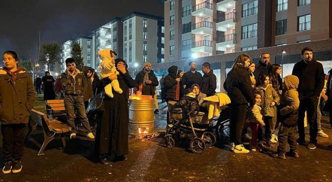 'BİZ DE ONLARLA GÖMÜLDÜK'<br>    Enkazdan çıkan ve yakınlarını kaybeden aileler, deprem şehitlerini anmak adına yenilenen Ebrar Sitesi'nde nöbet tutuyor.Ebrar Sitesi'nde yaşayan ve depremlerde enkaz altından çıkan Ali Harmancı, "Biz Ebrar Sitesi'nde oturuyorduk 24 seneden beri, A blokta oturuyorduk. Hanım, ben ve kardeşim ile beraberdik, biz 5 saniyede yıkıldık. Allah devletimize ve milletimize zeval vermesin, ölenlere Allah rahmet eylesin. Sözün bittiği yerdeyiz, kurada evimiz de çıktı" dedi.