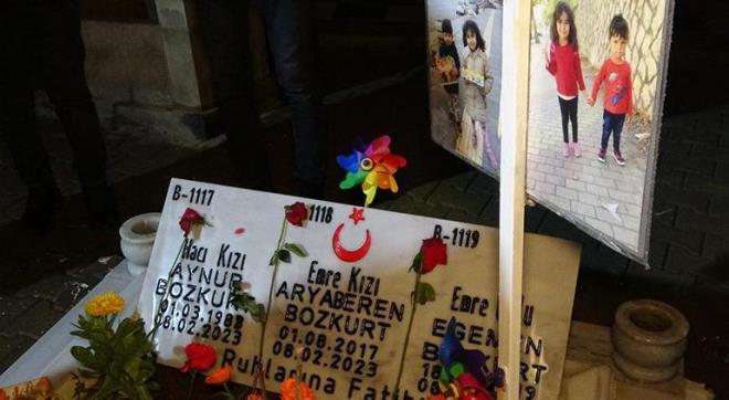 Depremde hayatını kaybeden yeğeni Sevda Nur'un öğretmen olduğuna değinen Tıraş, "Ataması Şanlıurfa'dan Kahramanmaraş'a çıkmıştı. O gün kar nedeniyle okullar tatil oldu, göreve başlamadan öyle gitti. Kızım da Hayrünisa ile yeğenimin annesi yengemle mezar komşusu. Bir sürü vefat eden eş dost var. Kendi ocağımıza ateş düştüğü için diğer dost, arkadaş ikinci planda kalır gibi oldu ama ocağımıza ateş düşünce öyle oluyor" diyerek gözyaşı döktü.  15 yaşındaki Mehmet Ali Kırmızıkayışlı da, deprem şehitliğinde kuzenini ve ilköğretim 8. sınıfa kadar birlikte okuduğu yakın arkadaşının kabrini ilk defa bularak ziyaret ettiğini söyledi.