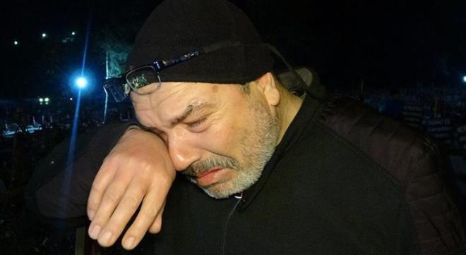 KIZI VE YEĞENİNİ KAYBEDEN BABA GÖZYAŞI DÖKEREK KONUŞTU<p>    Her fırsatta mezarlığa ziyaret geldiğini anlatan Ahmet Tıraş, "Bugün burada nöbetçiyiz. Her zaman geliyoruz ama bugün de özel bir gün, o anı yaşadığımız gün. Allah bir daha yaşatmasın, dualarımız eksik etmeyelim" ifadelerini kullandı.