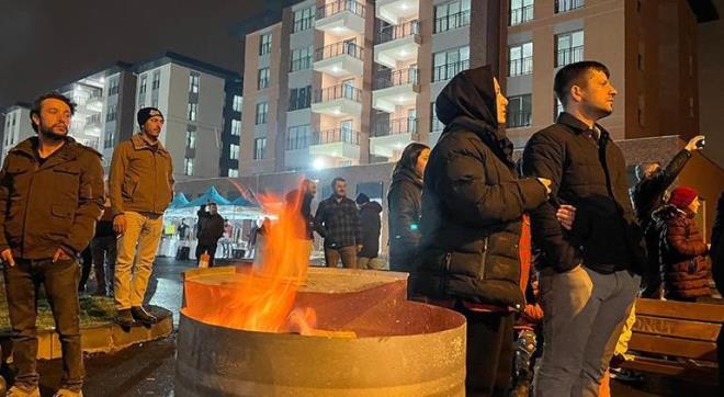 Yakınlarını Ebrar Sitesi'nde kaybeden Hatice Tunçbilek ise, "Unutulmaz bir gece, küçük bir kıyamet gibiydi. Acımız büyük aslında, bu acıyı unutmuyoruz" diye konuştu.<br>    12 yakınını Ebrar Sitesi'nde kaybeden Fındık Aksu, "Yavrularımı burada kaybettim. Ben burada 9 gün boyunca bekledim, biz de onlar gibi gömüldük. Şu anda buraya ilk defa geldim, arkamı dönüp bakamıyorum, yavrularımın evi boyanmış süslenmiş ama yavrularım yok.