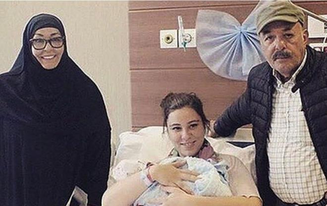 Ferdi Tayfur'un hayat arkadaşı ve Çeşme, Çarıklı Milyoner, Delisin, Ateş Böceği gibi birçok filmde rol alan Necla Nazır sevenlerini korkuttu. Hastanede görüntülenen oyuncu Necla Nazır'ın yürümekte güçlük çektiği ve tekerlekli sandalye ile tedavi altına alındığı görüldü.