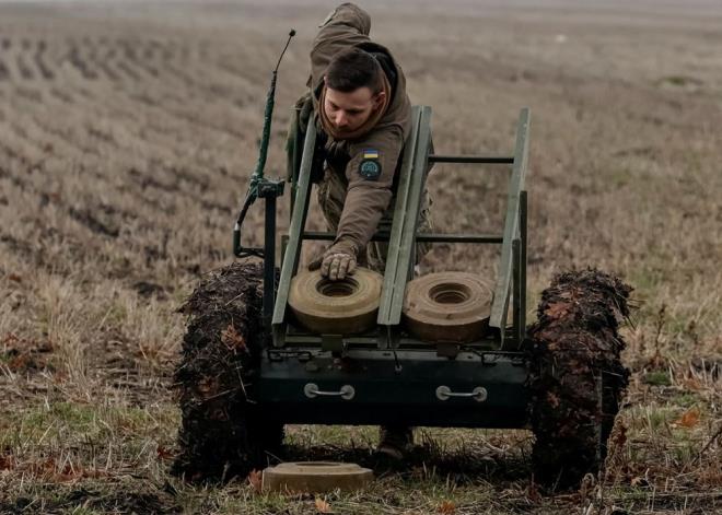 "HAYATLARI KURTARAN ORDU" HEDEFİ    Dijital Dönüşüm Bakanı Mykhailo Fedorov aralık ayında Reuters'a yaptığı açıklamada, Ukrayna'nın bu yıl on binlerce mürettebatsız robotik kara aracına ihtiyaç duyacağını söyledi.    Savaşın her iki tarafındaki birimler, genellikle bir pilot tarafından kamera aracılığıyla uzaktan kontrol edilen UGV'leri zaten kullanıyordu.    Savunma Bakanı, robot araçların saldırı, savunma, lojistik, yaralıların tahliyesi ve mayın döşenmesi ya da temizlenmesi için kullanılacağını bildirdi.    Umerov, ?Amacımız, yenilikçi teknolojilerin en tehlikeli görevleri yerine getirmeye yardımcı olduğu ve savunucularımızın hayatlarını kurtardığı bir ordu yaratmaktır? diye konuştu.