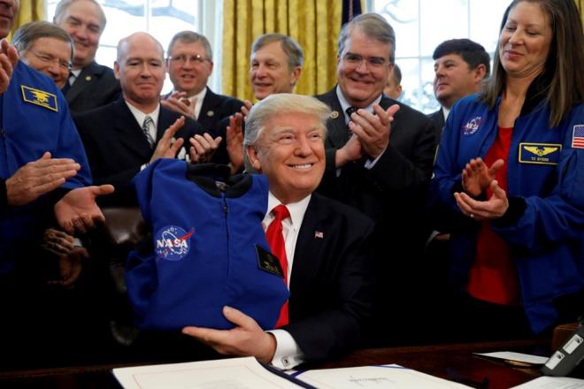 TRUMP?IN AÇIKLAMALARI VE MUSK?IN YANITI    Geçtiğimiz ay Başkan Trump, Starliner görevinin uzamasından Biden yönetimini sorumlu tuttu ve sosyal medyada SpaceX CEO?su Elon Musk?tan astronotları ?kurtarmasını? istediğini yazdı.    Musk da SpaceX?in bu durumu çözmeye hazır olduğunu belirtti ve Biden yönetiminin astronotları ?orada çok uzun süre bıraktığını? söyledi.    Ancak NASA yetkilileri, bu kararların tamamen NASA'nın Ticari Mürettebat ve Uluslararası Uzay İstasyonu programları tarafından alındığını ve planın Crew 9?un Eylül ayında boş koltuklarla istasyona gelmesiyle zaten yürürlüğe girdiğini belirtti.    Astronotların bir "kurtarılmaya" ihtiyacı yoktu çünkü dönüş araçları zaten istasyonda beş aydır bekliyordu.