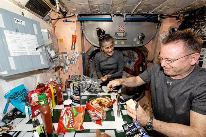 "YİYECEĞİMİZ VE KIYAFETİMİZ VAR"    CBS'e konuşan Williams, "Terk edildiğimizi düşünmüyorum. Burada mahsur kaldığımızı sanmıyorum. Yiyeceğimiz var, kıyafetimiz var ve Uluslararası Uzay İstasyonu?nda gerçekten kötü bir şey olursa eve dönebileceğimiz bir aracımız var. Şu anda istasyon tam kapasiteyle çalışıyor ve vergi mükelleflerinin istediği gibi dünya çapında bilimsel çalışmalar yürütüyoruz. Burada olmaktan onur duyuyorum.?