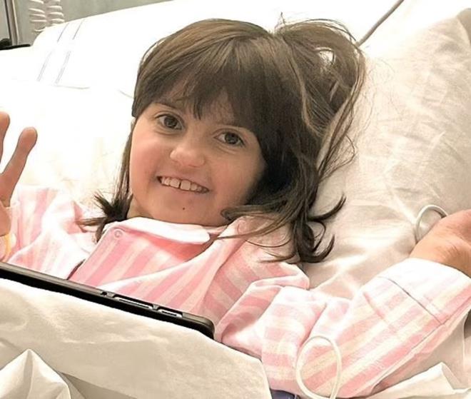 Elena'nın akciğerleri ve bağırsakları başta olmak üzere birçok organı düzgün çalışmıyordu. Annesi, Elena'nın her 3-4 saatte bir mineral tuz damlası almak zorunda olduğunu, akciğerlerinde yara izleri bulunduğunu ve nefes darlığı çektiğini anlattı.