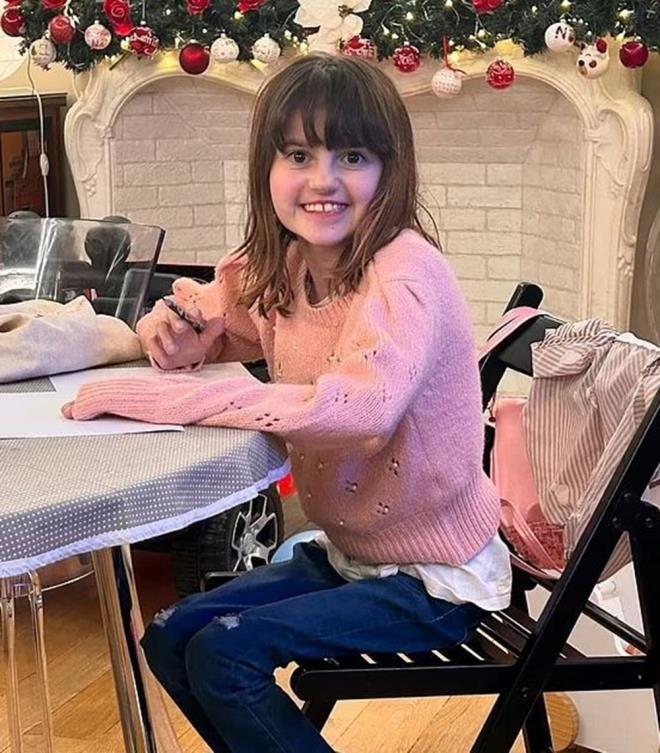 Dünyada yalnızca 18 kişide görüldüğü bilinen NUBPL mitokondriyal hastalığı, genetik bir rahatsızlık olup çoklu organ yetmezliğine yol açabiliyor.    10 yaşındayken teşhis konan Elena, İtalya'daki bilinen tek vaka oldu. Hastalık, vücudun düzgün gelişmesini engelleyerek, DNA'da ciddi mutasyonlara neden oluyor. Bu durum; kemiklerin, kasların ve diğer dokuların düzgün şekillenememesi anlamına geliyor.    Beyni de etkileyen NUBPL hastalığı; nöbet, zihinsel engel ve kas koordinasyon eksikliğine zemin hazırlayan ataksi gibi sorunları da beraberinde getirebiliyor. NUBPL Vakfı, bu hastalığın belirtilerinin 3 ila 18 aylık bebeklerde görülebileceğini ifade ediyor.