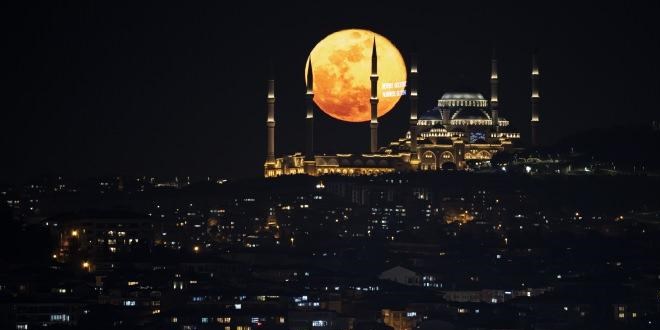 İstanbul'da görsel şölen! Büyük Çamlıca Camisi ile dolunay aynı anda kamerada
