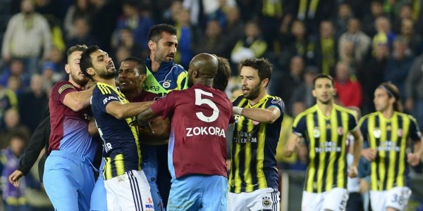 Derbide futbolcular birbirine girdi