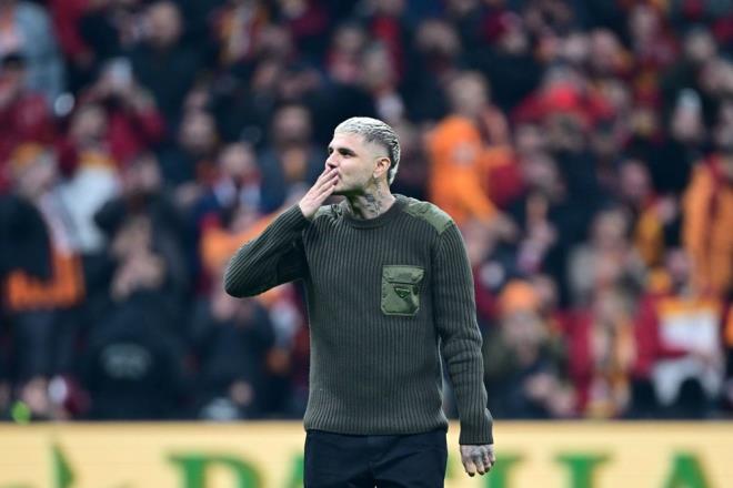 Maç öncesi sahaya inen Arjantinli golcü, orta alana giderek taraftarı selamladı.