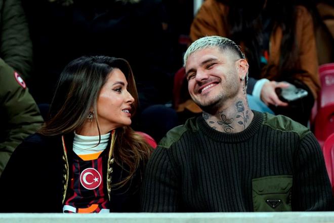 Takımın son derbi hazırlıklarını izlemek için Florya Metin Oktay Tesisleri?ne giden Arjantinli golcü, maç günü de sevgilisi China Suarez ile birlikte stada gitti.