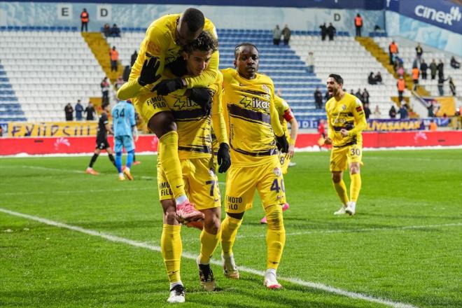 Eyüpspor'un ise aynı puanı toplayacağı ancak averajla 5'inci sırada konumlanacağı aktarıldı.  <p>  Thomas Reis yönetimindeki Samsunspor'un sezon sonunda 62 puanla 4'üncü sırada yer alacağı tahmin edildi. Beşiktaş'ın ise 66 puanla 3'üncü sırada sezonu noktalayacağı vurgulandı.