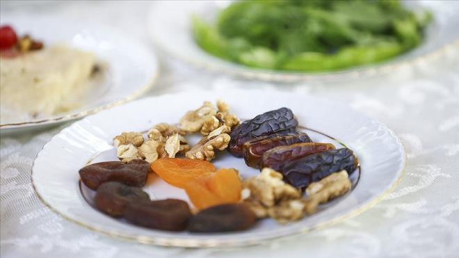 ARA ÖĞÜNÜN ÖNEMİ    İftar ve sahur arasında 2 küçük ara öğün yapmak, metabolizmanın düzenli çalışmasına yardımcı olur. Bu öğünlerde meyve, yoğurt veya bir avuç kuruyemiş gibi sağlıklı seçeneklere yönelmek önemlidir.