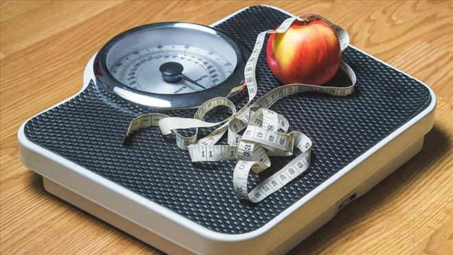 LİF VE PROTEİN AĞIRLIKLI GIDALAR TÜKETİN    Sahurda lif ve protein açısından zengin gıdalar tüketmek, gün boyu tokluk hissini artırır ve açlık krizlerini önler. Tam tahıllı ekmek, yulaf, yumurta, peynir, yoğurt ve meyveler tercih edilebilir.