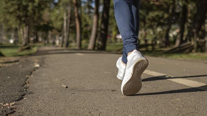FİZİKSEL AKTİVİTELERİ İHMAL ETMEYİN    İftar sonrası hafif yürüyüşler veya yoga gibi düşük yoğunluklu egzersizler, sindirimi destekler ve metabolizmayı hızlandırır. Ağır egzersizlerden kaçınılmalıdır.