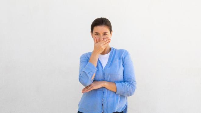 "VEJETARYEN BESLENME AĞIZ KOKUSUNU AZALTMAKTADIR"    <p>  Ağız kokusunu önlemenin en önemli yolunun ağız diş bakımı olduğunu vurgulayan uzmanlar, "Oruçta açlığa bağlı tükürük salgılarının azalması, su kaybı ve uzun açlıkta meydana gelen keton cisimcikleri de ağız kokusunun oluşmasına katkıda bulunur. Diğer taraftan ağız ve diş dışı ağız kokusuna neden olan bahsi geçen hastalıklar akla gelmeli ve tedavi edilmelidir.