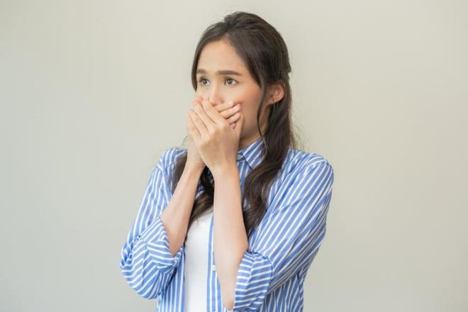 Beslenme de sarımsak, soğan, turp gibi besinlerin alınmaması, yeterli kompleks karbonhidrat tüketimi, sahurda bol su içilmesi, gargara, karanfil, nane, maydanoz tüketilmesi; Baharat, çay, kahve ve süt tüketiminin sınırlanması, ağız kuruluğu yapan ilaçlardan kaçınılması, sigara içilmemesi, sahurda bol lifli havuç gibi yiyeceklerin tüketilmesi önem taşır. Vejetaryen beslenme ağız kokusunu azaltmaktadır" dedi.