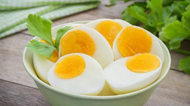 Yumurta  <p>  Yumurta, en doyurucu besinlerden biridir. İçeriğindeki yüksek protein sayesinde uzun süre tok kalmanızı sağlar ve kan şekerinizi dengeler. Kahvaltıda tükettiğiniz yumurta, gün boyu açlık krizlerine girmenizi önler. Özellikle haşlanmış yumurta, en doyurucu seçeneklerden biridir.