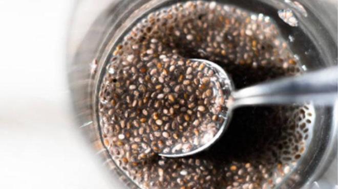 Chia tohumu, tam buğday ekmeği<p>    Beyaz ekmek yerine tam buğday ekmeği tercih etmek, kan şekerinizin düşmesini engelleyebilir. Sahurda peynir, yumurta veya avokadoyla birlikte tüketebilirsiniz. Chia tohumu ise suyla birleştiğinde jel kıvamına gelerek midede uzun süre tokluk bırakır.