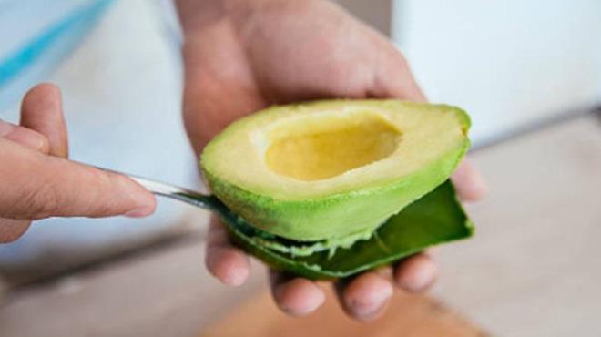 Avokado<p>    Avokado, tek başına tüketildiğinde herhangi bir protein deposu olmayabilir. Ancak vücudumuz sağlıklı yağlara da ihtiyaç duyar. Bu yağlar açısından zengin olan avokado midede de uzun süre kalabilir. Tam buğday ekmeği üzerine ezerek tüketebilirsiniz.