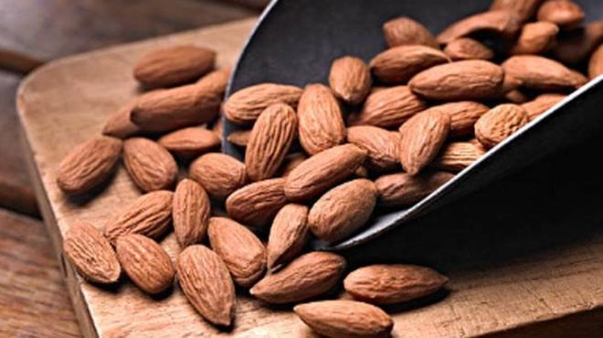 Badem  <p>  Sağlıklı yağlar içeren bu kuruyemiş, protein ve lif zenginidir. Sahurda bir avuç badem yemek, gün içinde kan şekerinizi dengeleyerek açlık hissinizi azaltır. Ancak fazla tüketmemeye dikkat etmelisiniz. Kalorisi yüksek olduğu için kilo aldırdığının farkına varmayabilirsiniz.