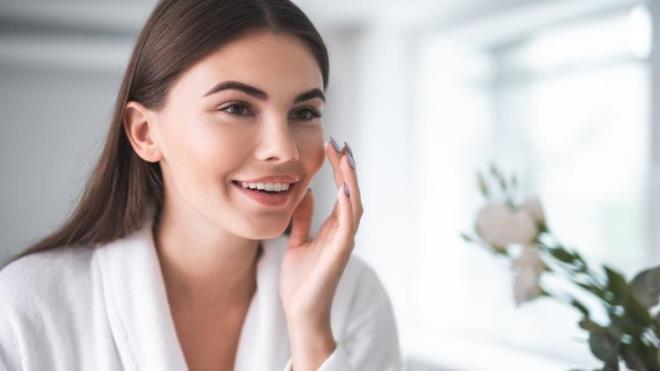 Denizdeki aktif madde aynı zamanda inflamatuar reaksiyonları hafifletmeye de yardımcı olur. İnsan derisi kök hücrelerini aktive edici özelliği bulunan kaya koruğundan özütünü elde etmek mümkündür. Bu özüt cilt direncini destekler, cilt hücrelerinin yenilenmesini teşvik eder ve cilt dokusunu güçlendirir.