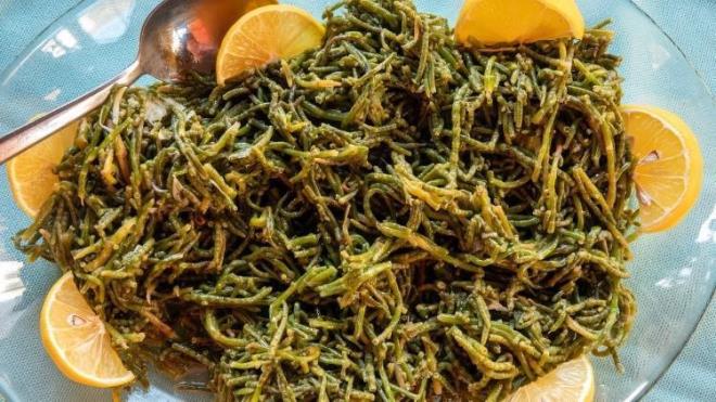 Kaya Koruğu Nasıl Tüketilir?<p>    Tuzlu ve ekşi bir tada sahip olan kaya koruğunun yapraklarından genellikle turşu yapılır. Turşu yaparken üzüm sirkesini mutlaka kullanmak gerekir ve üst kısımlara da zeytinyağı koyarak kavanozun içine hava dolması engellenir. Turşu yapmak için ağzı kapalı kavanozu 15 gün boyunca serin bir yerde bekletmek gerekir.  <p>  Sonrasında meze ya da direkt turşu olarak tüketebilirsiniz. Kaya koruğu çiğ olarak pek tüketilmeyen bir bitkidir. Kaya koruğunu haşlayarak maydanoz, limon ve dereotu ile beraber bir salata yapabilirsiniz. Baharatlı bir tadı olduğu için birçok yemeğin yanına da yakışır. Özellikle içki yanında meze olarak ya da Balık yemeklerinde kaya koruğu tüketilebilir. Halk arasında ilaç olarak da kullanılan kaya koruğunun toplanan yapraklarından çay da yapılabilir. Kaya koruğunun yapraklarından merhem de yapabilirsiniz. Eğer kaya koruğunun çayını tüketmek isterseniz günde 3 bardaktan daha sonra tüketmemeniz gerekir.