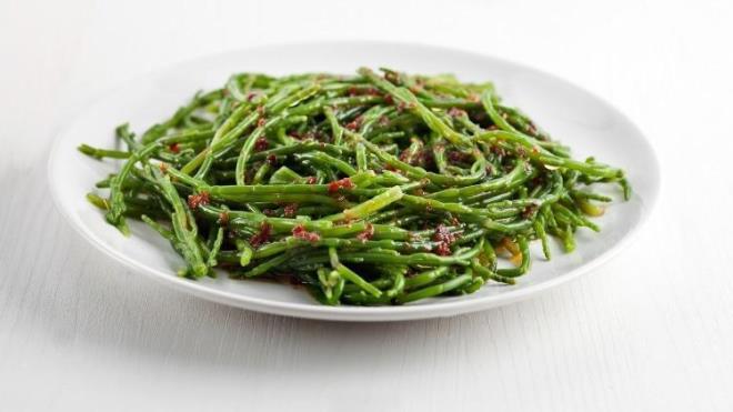 Meze ve salata: Sarımsaklı ve zeytinyağlı mezesini Kaya Koruğu otunu haşlayarak yapabilirsiniz. Eğer salata yapmak isterseniz kuru soğan sarımsak, tuz ve haşlanmış kaya koruğunu karıştırabilirsiniz. Hafif ve lezzetli bir tada sahip olan bu salata zeytinyağlı olmasından dolayı sıkça tüketilir.<p>    Turşu: Kaya koruğunu yıkayarak tuzlu su ile beraber 5 dakika haşlamanız ve sonrasında süzerek soğumaya bırakmanız gerekir. Sarımsakları soyarak sirke, zeytinyağı ve tuz ile beraber haşlanmış olan kaya koruğunu bir kavanoza koyarak üzerine bitkinin suyunu da ekleyebilirsiniz. Kavanozun kapağını kapatarak turşu haline gelmesi için 15 gün bekletiniz.