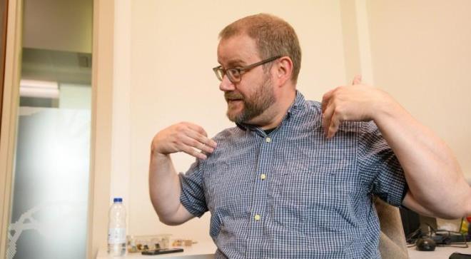 İngiltere Lincoln Üniversitesi'nden böcek hareketleri uzmanı Profesör Gregory Sutton'a göre; bir insanın boyutu küçültüldüğünde kas-kütle oranı değişmektedir ve görece daha güçlü hale gelmektedir. Bu da normalden çok daha yükseğe zıplayabilme oranını ortaya koyuyor ama bu ihtimal de çözüm yolu olarak görünmüyor.