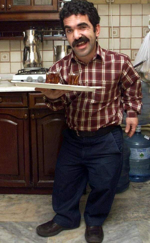 Kariyerinin yanı sıra sosyal medyada ortaya atılan "Çaycı Hüseyin öldü" iddialarıyla da zaman zaman gündem olan Alpaslan Özmol bu tür haberlerle sıkça karşılaşıyor ve sosyal medyada 'ölmedim' şeklinde açıklamalar yapıyor.