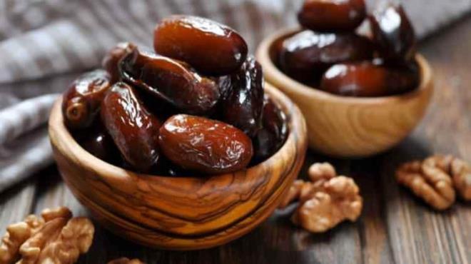 HURMANIN ÜZERİNE LİMON SIKIN!    Gece yatmadan önce limonu alın ve hurmanın üzerine sıkın ve ardından afiyetle yiyin. Bu yöntemle vücudunuz kendi kendini onaracak ve gün boyu ihtiyacınız olan enerjiyi sizin için sağlamış olacaktır.