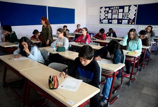 AMASYA'DA OKULLAR TATİL Mİ?    Amasya'da etkili olan kar yağışı nedeniyle eğitime ara verildiği bildirildi.    Valilikten yapılan açıklamada, meteorolojik verilere göre beklenen yoğun kar yağışı ile beklenen buzlanma ve tipi nedeniyle kent genelinde tüm eğitim kurumlarında 21 Mart'ta eğitime ara verildiği belirtildi.    Açıklamada, ayrıca kamu kurumlarında görevli hamile, engelli personel ve engelli çocuğu olan anneler ile kronik rahatsızlığı bulunan personelin bir gün idari izinli sayılacağı kaydedildi.