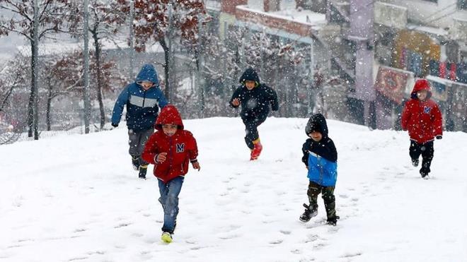 NİĞDE'DE EĞİTİME KAR ENGELİ    Niğde'nin Çamardı ilçesi genelinde taşımalı eğitim okullarında olumsuz hava koşulları nedeniyle eğitime ara verildi.    Çamardı Kaymakamlığından yapılan açıklamada, Meteoroloji Genel Müdürlüğünden alınan verilere göre yarın yağışlı hava ve buzlanma beklendiği belirtildi.    Açıklamada, "Hava koşulları sebebiyle meydana gelebilecek muhtemel olumsuzlukları önlemek amacıyla taşımalı eğitim, ilçe geneli resmi ve özel kreşler, anaokulları, ilkokullar, ortaokullar ve liselerde kaymakamlığımız kararıyla 21 Mart'ta bir gün süreyle eğitime ara verilmiştir. Okullarda eğitime ara verilen günde malul, engelli, ağır kronik rahatsızlığı olan ve hamile kamu çalışanları da idari izinli sayılacaktır." ifadelerine yer verildi.