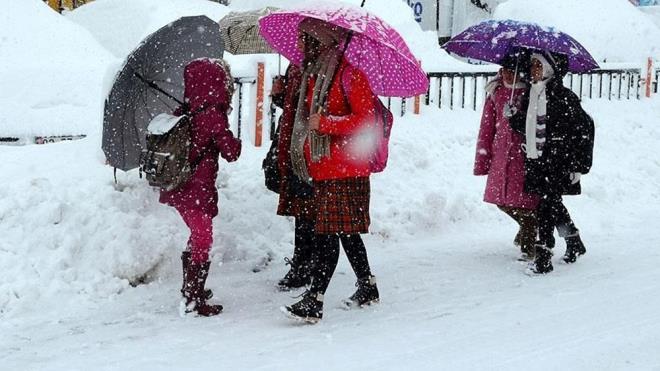 KIRŞEHİR'DE OKULLAR TATİL Mİ?    Kırşehir'de olumsuz hava koşulları nedeniyle il genelinde taşımalı eğitime  ara verildi.    Valilikten yapılan yazılı açıklamada, "Olumsuz hava koşulları ve buzlanma riski nedeniyle, il genelinde taşımalı eğitime 21 Mart 2025 Cuma günü bir gün süreyle ara verilmiştir." ifadesine yer verildi.