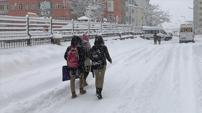 YOZGAT'TA OKULLAR TATİL Mİ?    Yozgat kent merkezi ile 11 ilçesinde eğitime ara verildi.    Valilikten yapılan açıklamada, Meteoroloji Genel Müdürlüğünden alınan verilere göre yarın il genelinde kar yağışının devam ettiği, don ve buzlanma beklendiği belirtildi.    Açıklamada, kent merkezi ile Akdağmadeni, Aydıncık, Boğazlıyan, Çandır, Çayıralan, Çekerek, Kadışehri, Saraykent, Sarıkaya, Sorgun ve Yenifakılı ilçelerinde eğitime yarın ara verildiği bildirildi.    Açıklamada, kamu kurum ve kuruluşlarında çalışan hamileler, engelli bireyler, diyaliz hastaları, kalp ve böbrek yetmezliği, kanser gibi kronik rahatsızlıkları bulunanlar ile tatil kararı verilen okul öncesi eğitim kurumları ve rehabilitasyon merkezlerinde çocuğu bulunan annelerin de idari izinli sayılacağı kaydedildi.