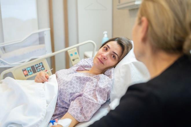 KAN DAMARLARINDAKİ GENİŞLEMELER    Göğüs, karın, yüz veya kaburgalarda görülen genişlemiş kan damarları, karaciğer fonksiyon bozukluğunun ilk belirtilerinden biridir. Karaciğerin kanın kimyasını temizleyerek düzenleme görevini üstlendiği için, karaciğer sorunları kan basıncında dengesizliklere yol açabiliyor. Bu durum, ciltte kırmızı veya mavi çizgiler şeklinde görülen örümcek damarlarına (teleanjiektazi) neden olabilir. Örümcek damarları, alkole bağlı olmayan yağlı karaciğer hastalığının (NAFLD) erken belirtisi de olabilir.