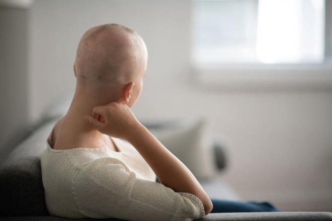 DERMATİT VE DÖKÜNTÜLER    Karaciğer toksisitesi, vücudun B2 vitamini ve çinko gibi besinleri yeterince emememesine yol açabilir. 2022 yılında Nutrients Journal'da yayımlanan bir incelemeye göre, çinko eksikliği, ağız çevresindeki kızarıklık, iltihaplanma ve döküntüye neden olan dermatite yol açabilir. Dr. Moore, yüzdeki dermatit ile ilgili olarak, karaciğerin işlevini yerine getirebilmesi için B2 vitamini ve çinko gibi besinlere ihtiyaç duyduğunu belirtiyor.