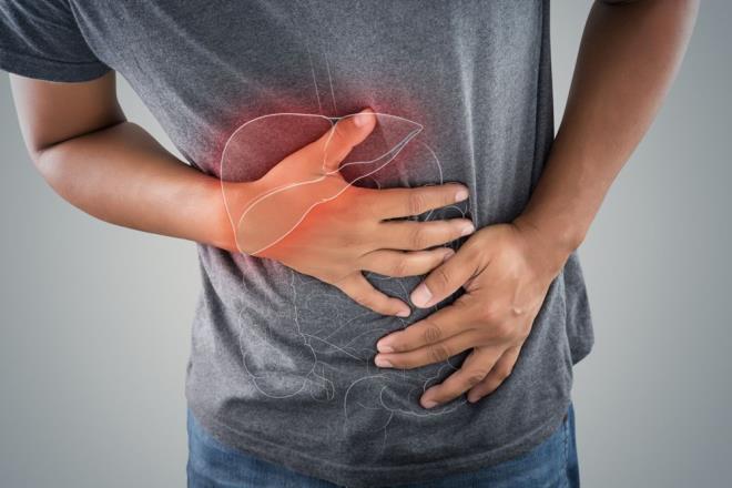 Dr. Moore, Instagram'da paylaştığı videoda, "Safra akışı yavaşladığında, karaciğer aşırı yükleniyor, hormonlar dengesizleşiyor ve toksinler birikiyor; bu da gözle görülür cilt semptomlarına yol açabiliyor." diyerek bu semptomlara dikkat çekti.