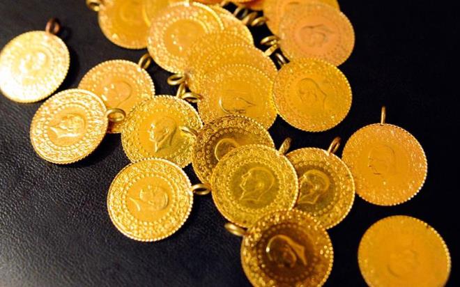 Altın fiyatları yatırımcının odağında... Gram altın 3 bin 640 lira seviyesinden dünü kapatırken bugün yukarı yönlü hareketlilik var. Uzmanlar altındaki son durum için ne diyor? İşte altın piyasası...  <br>    Dün, ons fiyatındaki düşüşe paralel değer kaybeden altının gram fiyatı, günü 3 bin 642 liradan tamamladı.