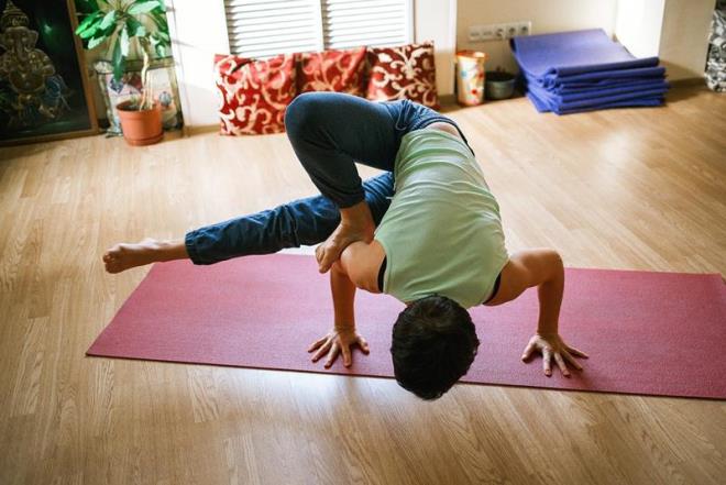Yoga Eğitmeninden Uyarı:<p>      Öğrencilerime sürekli hatırlatıyorum: Doğru form olmadan ileri seviye pozlar yapmak "kendini zorlamak" değil, sakatlık davetiyesidir.