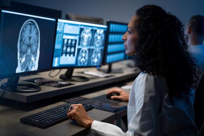 BELİRTİLER VE TEDAVİ    Alzheimer hastalığı, beyindeki sinir hücrelerinin ölümüne bağlı olarak hafıza kaybı ve bilişsel işlevlerde azalma ile kendisini gösteren ilerleyici bir nörolojik hastalıktır. Başlıca belirtileri arasında yakın geçmişteki olayları hatırlamakta güçlük, günlük aktivitelerde zorlanma, kelime bulmada zorluk ve zaman-mekan algısında karışıklık yer alır. ​    Kesin bir tedavisi bulunmamakla birlikte, Alzheimer'ın ilerlemesini yavaşlatmaya ve semptomları yönetmeye yönelik çeşitli tedavi yöntemleri mevcuttur. Bu tedaviler arasında:        Kolinesteraz inhibitörleri ve memantin gibi ilaçlar      Bilişsel ve davranışsal terapiler      Düzenli fiziksel ve zihinsel aktiviteler      Sağlıklı beslenme alışkanlıkları bulunur.    Erken teşhis ve tedavi, hastaların yaşam kalitesini artırmada önemli rol oynar. ​