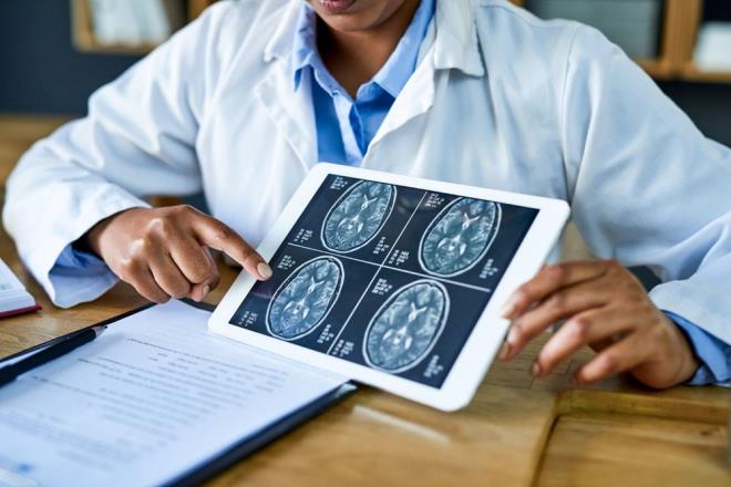 Neurology dergisinde yayınlanan makaleye göre, babası Alzheimer hastası olan kişilerin beyinlerinde daha fazla tau proteininin yayıldığı gözlemlendi. Ancak bilim insanları, bu durumun daha ileri çalışmalarla doğrulanması gerektiğini vurguladı.